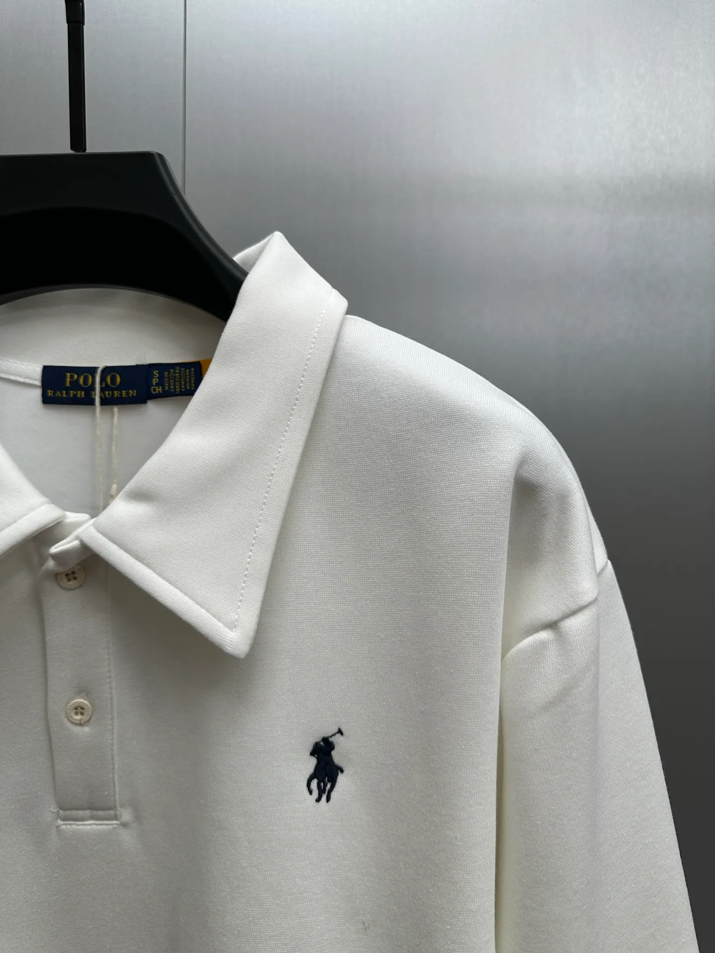 P260 Ralph Lauren/Ralph Lauren 2025 new lapel sweatshirt, classic pony logo embroidered Polo shirt, simple and versatile ~ super delicate and soft, close to the body without being tied. Perfectly reflects the brand's sense of superiority. The fabric is full of three-dimensionality, the loose fit is standard, comfortable to stretch, unrestricted in movement, and highly practical to wear. Classic and simple style, with pony embroidery pattern on the chest, imported machines, three-dimensional and full. Original Polo milk white buttons, taking into account warmth and cool lines. Whether worn alone or layered, you can create different styles of fashion with just one piece. The workmanship is exquisite and shipped from a major foreign trade factory. It is all done by master craftsmen with many years of experience. Everything is of high standards and requirements. All fabrics and accessories are original custom-made and of high quality. It perfectly embodies the brand's sense of superiority, is highly wearable, and is high-end and classy. Versatile and versatile!  Color: black, white, gray, brown, navy size: S M L XL